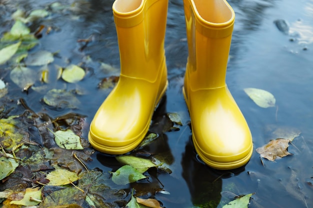 写真 雨天時の屋外での黄色のラバーブーツ