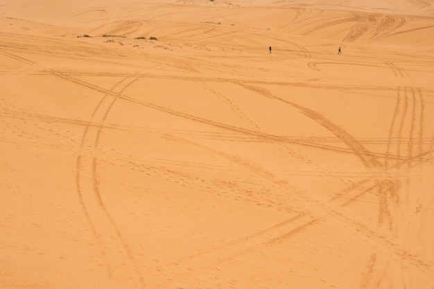 Желтые песчаные дюны в Муи-Не - популярное туристическое направление Вьетнама