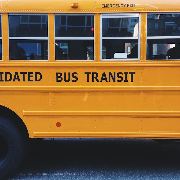 Photo yellow school bus on road