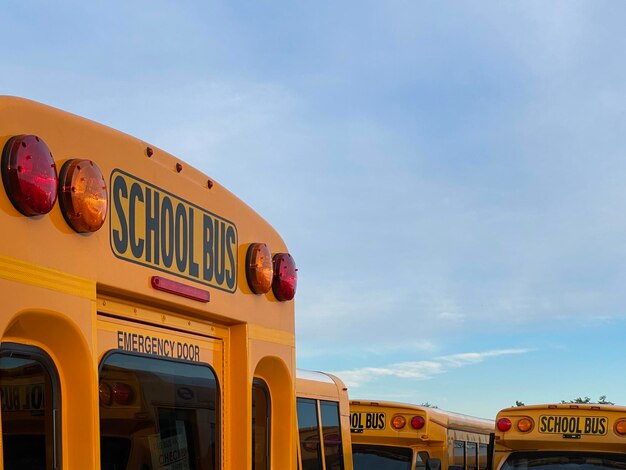 Foto autobus scolastico giallo con luci di freno rosse a mount vernon, new york.