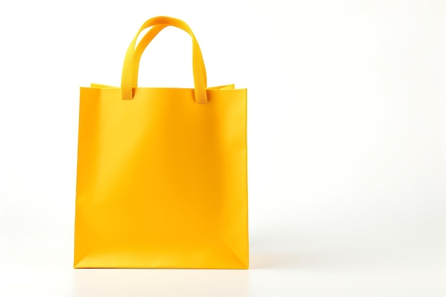 写真 白色に分離された黄色いショッピングバッグ