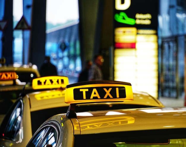 Photo yellow sign on car taxi