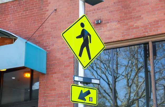 A yellow sign with an arrow pointing to the left.