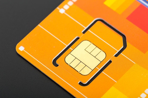 Sim card gialla su carta grigia