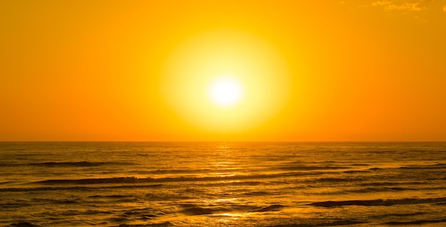 海に沈む夕日と黄色い空