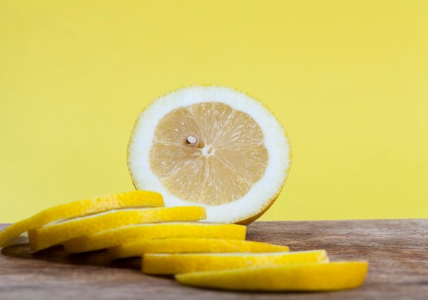 Желтый нарезанный лимон