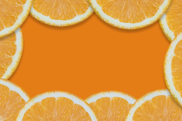 Желтый нарезанный апельсин