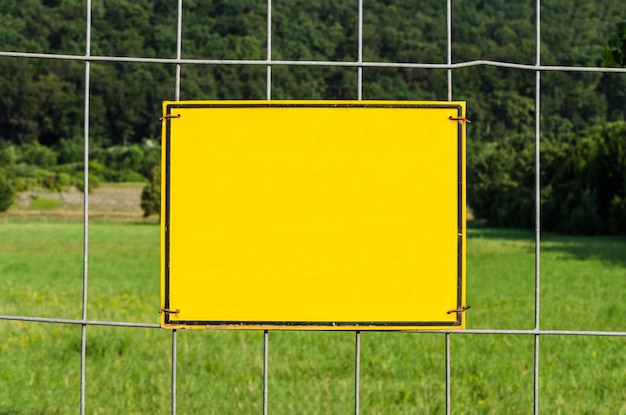 Photo yellow soccer field