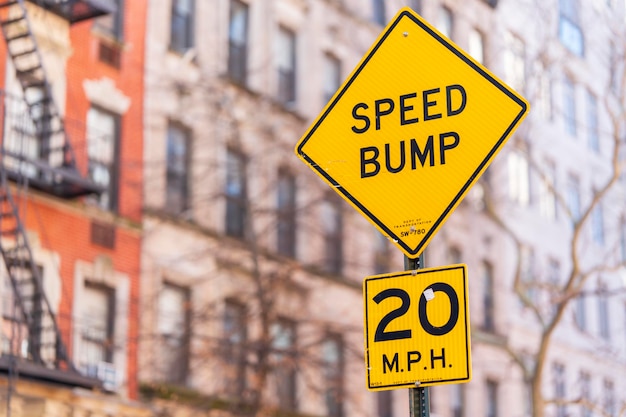 Photo yellow speed bump sign in the city