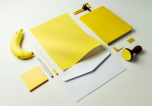Photo yellow stationery with banana