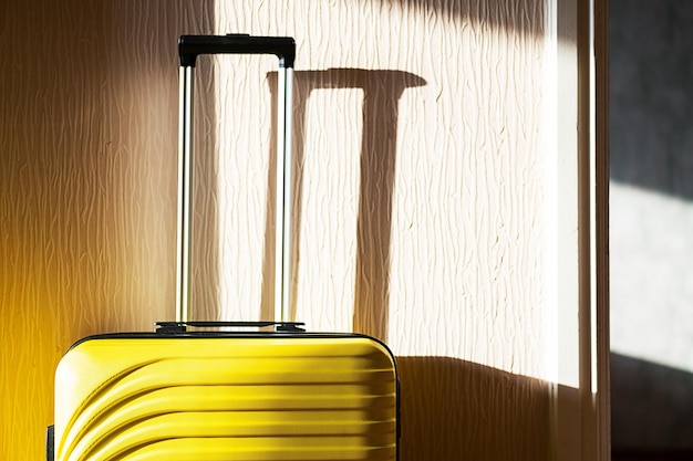 壁際の黄色いスーツケース