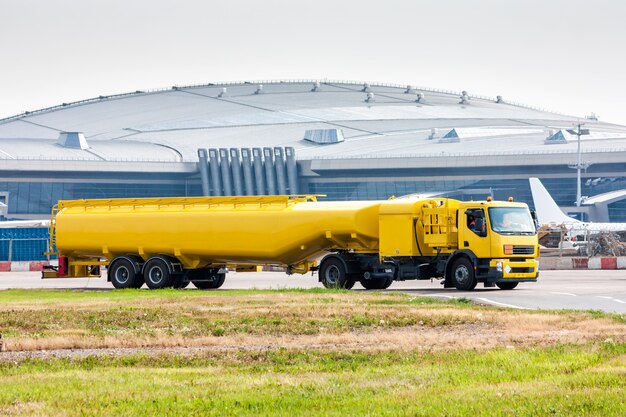 Photo yellow tank truck aircraft refueler at the airport apron