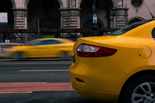 Photo yellow taxi on street in city