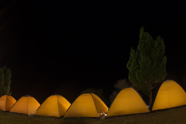 사진 밤의 하늘을 배경으로 노란 텐트
