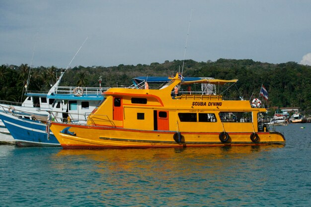 Photo yellow tourist boat scuba diving