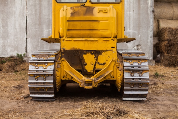 Photo yellow tractor on crawler track