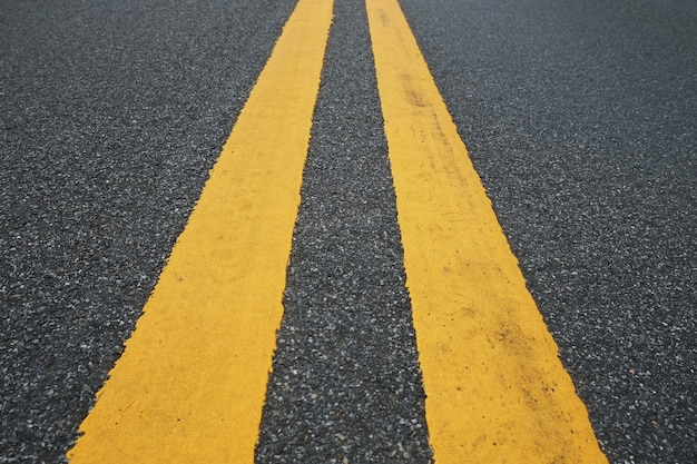 Photo yellow traffic line on highway