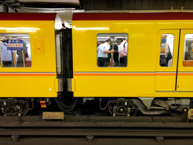 Photo yellow train on railroad track