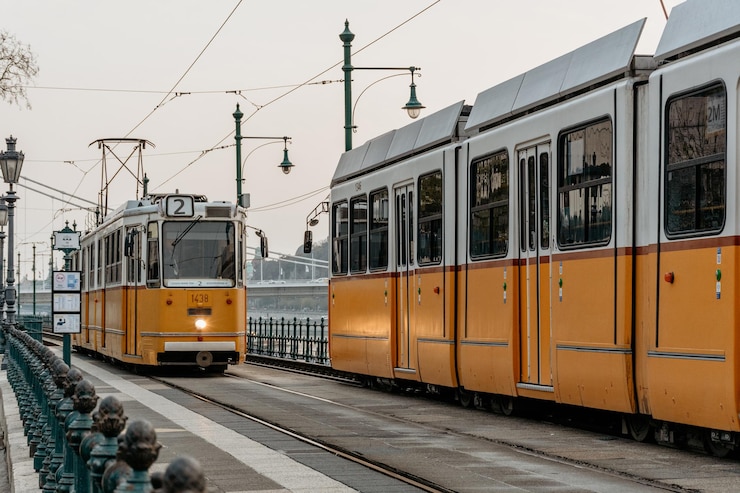 Photo ハンガリーのブダペストの通りで線路に乗っている黄色い電車