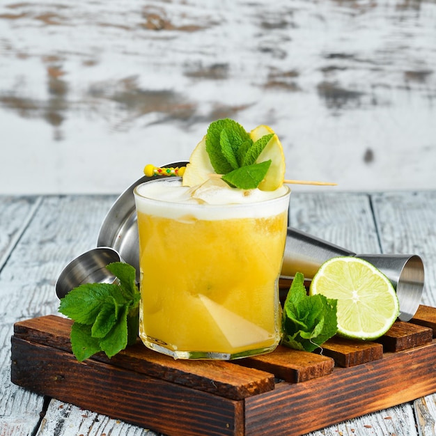 Cocktail di bevanda tropicale gialla in un bicchiere rum al limone al frutto della passione