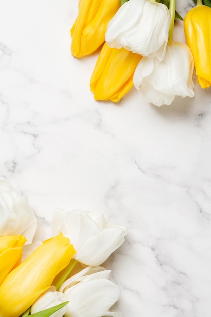 Photo yellow tulips on marble table