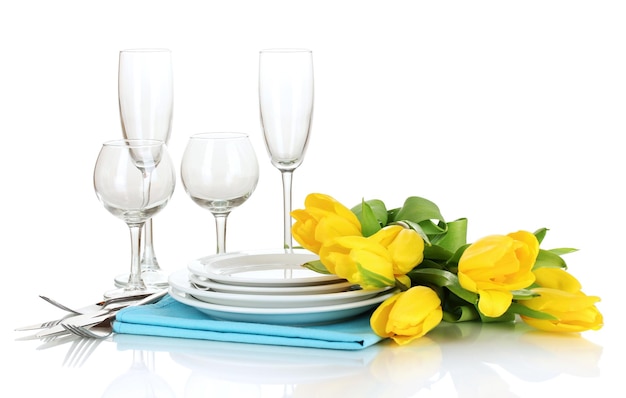 Желтые тюльпаны и посуда для сервировки, изолированные на белом фоне