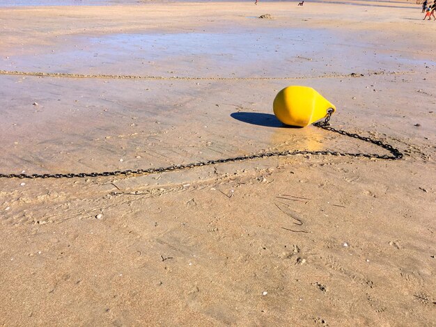 Foto ombrello giallo sulla spiaggia