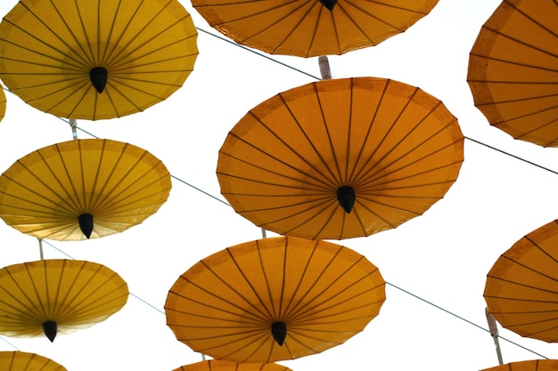 Modello di ombrello giallo su sfondo bianco