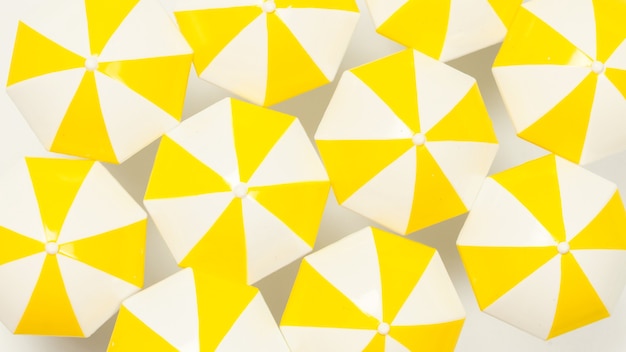 Ombrelloni gialli su una superficie bianca. copia spazio.