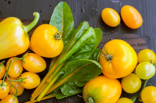 木製の背景に黄色の野菜