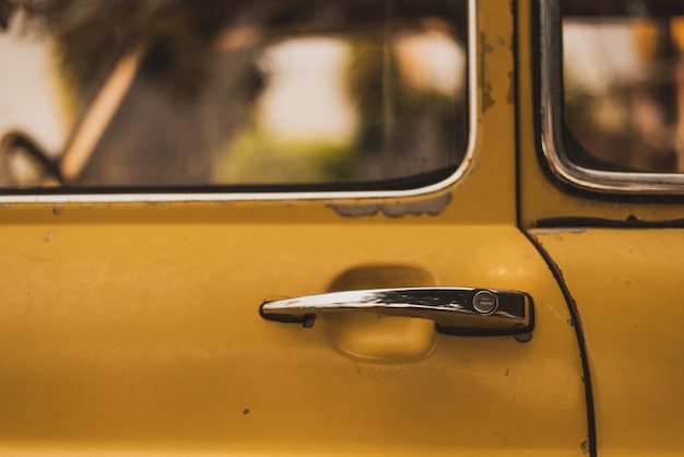 Foto estratto giallo della maniglia di porta dell'automobile d'annata