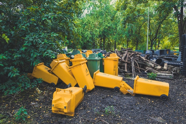 Photo yellow waste bin against trees