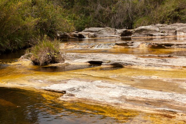 Foto fiume giallo dell'acqua sulle rocce della quarzite