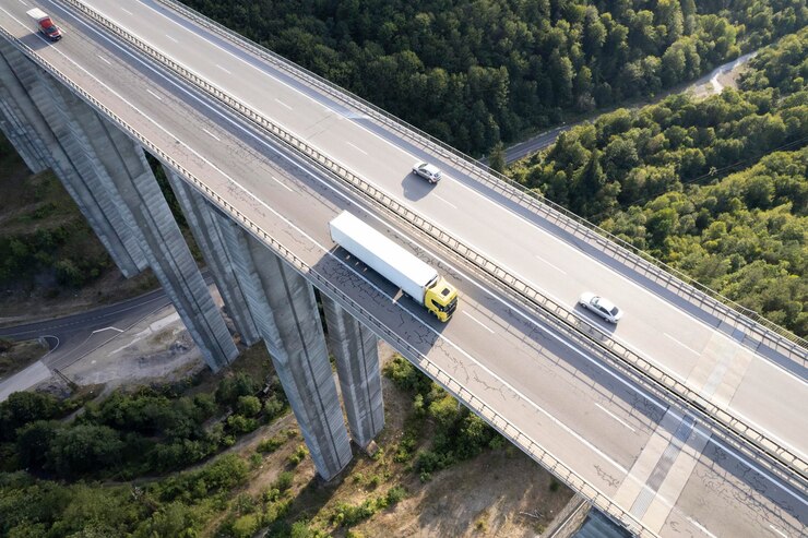 高速道路の空中眺めの黄色と白の貨物配達トラックドライブ