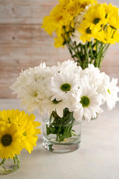 Mazzi di fiori di crisantemo gialli e bianchi in vaso composizione primaverile con fiori a margherita