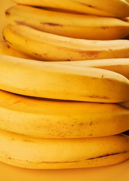 Foto le banane intere gialle si chiudono sullo sfondo