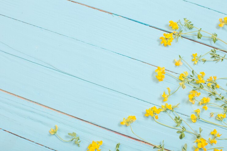 Photo 青い木の表面に黄色い野花