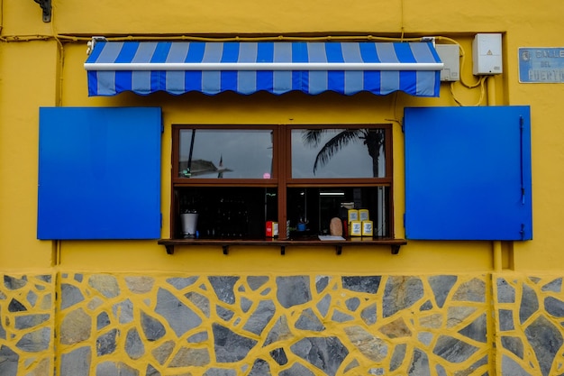 Photo yellow windows on wall of building