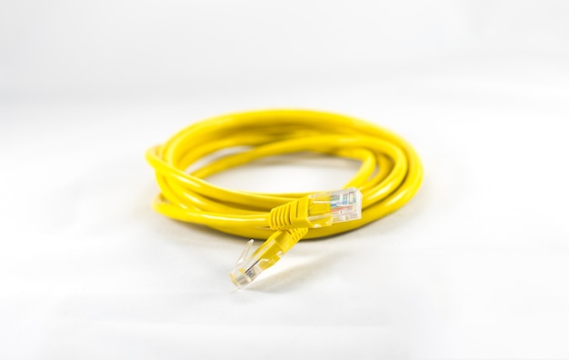 Желтый проводной интернет-кабель