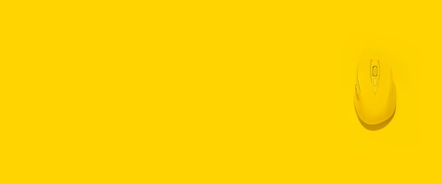 사진 노란색 배경에 노란색 무선 컴퓨터 마우스 평면도 평면 배치 배너