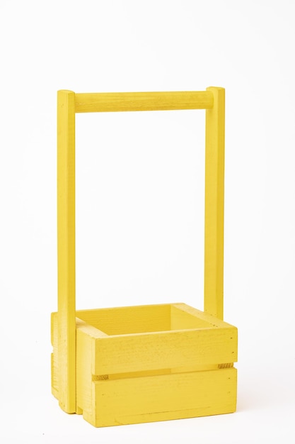 白い背景で隔離の黄色の木箱ギフト用の装飾的なパッケージ