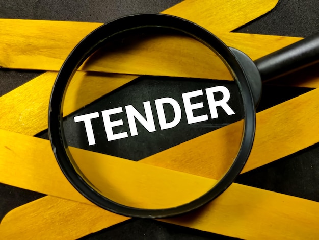 黒い背景に虫眼鏡とテキスト TENDER と黄色の木製の棒