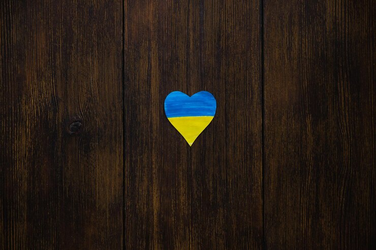 Photo 나무 배경에 우크라이나의 yellowblue 심장 플래그