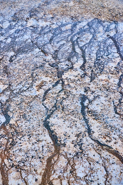 Yellowstone bron bladeren druppelende rivier patronen op de grond