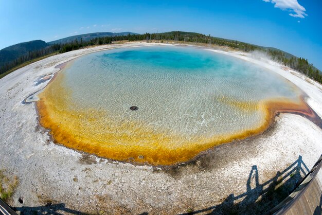 Foto piscina calda colorata di yellowstone geyser old faithful