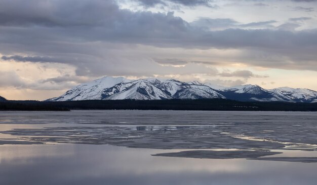 アメリカの風景の中の雪に覆われた山々を持つイエローストーン湖