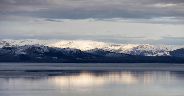 Yellowstone-meer met besneeuwde bergen in amerikaans landschap