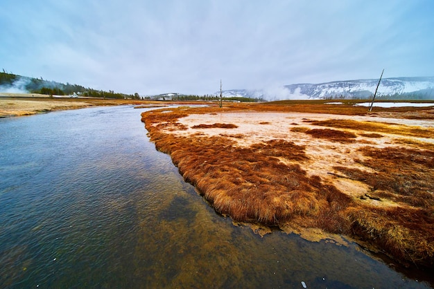 Yellowstone-rivieren op mistige ochtend met zwavelstoom en rode grassen