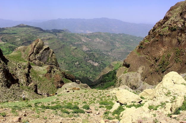 Photo yemen countryside sky, mountain and crops