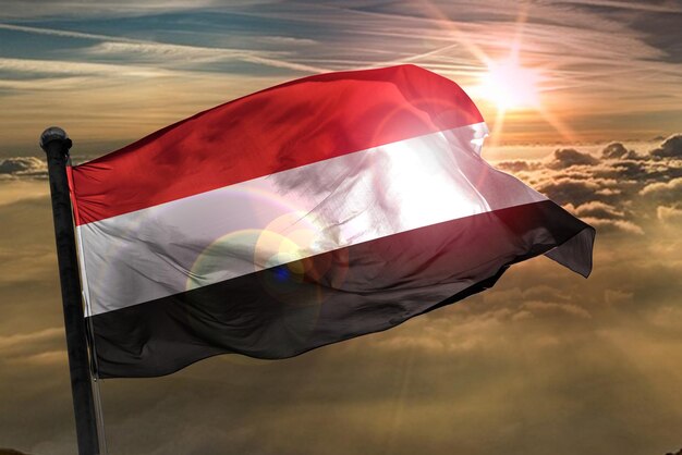 Флаг йемена 3d визуализация флага ганы на фоне солнца